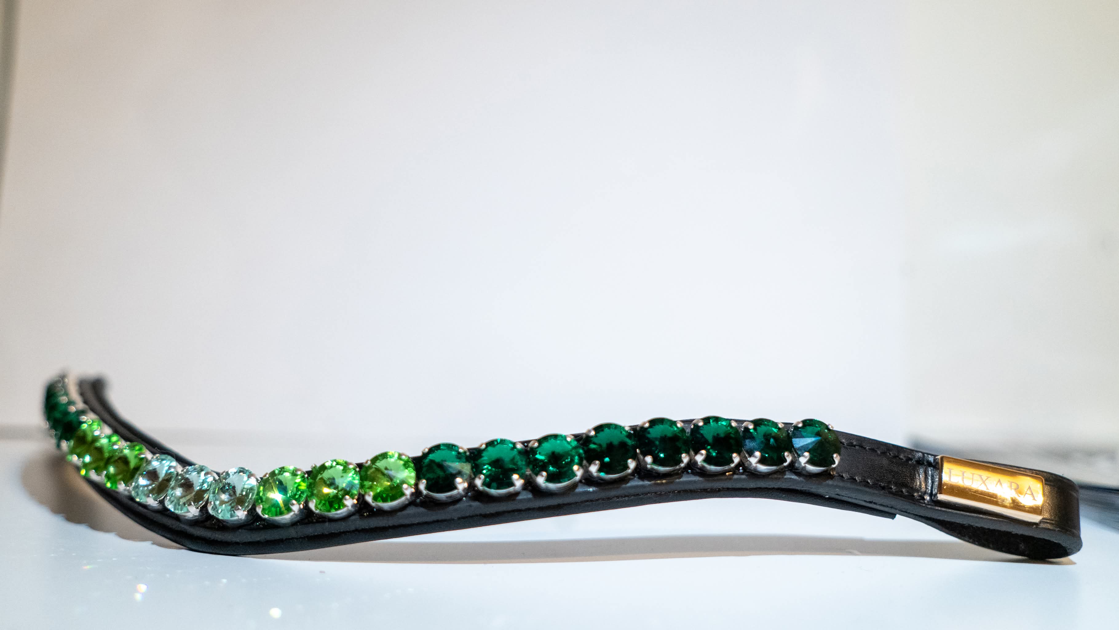 Kaunistatud otsmikurihm – must nahk ja rohelised kristallid