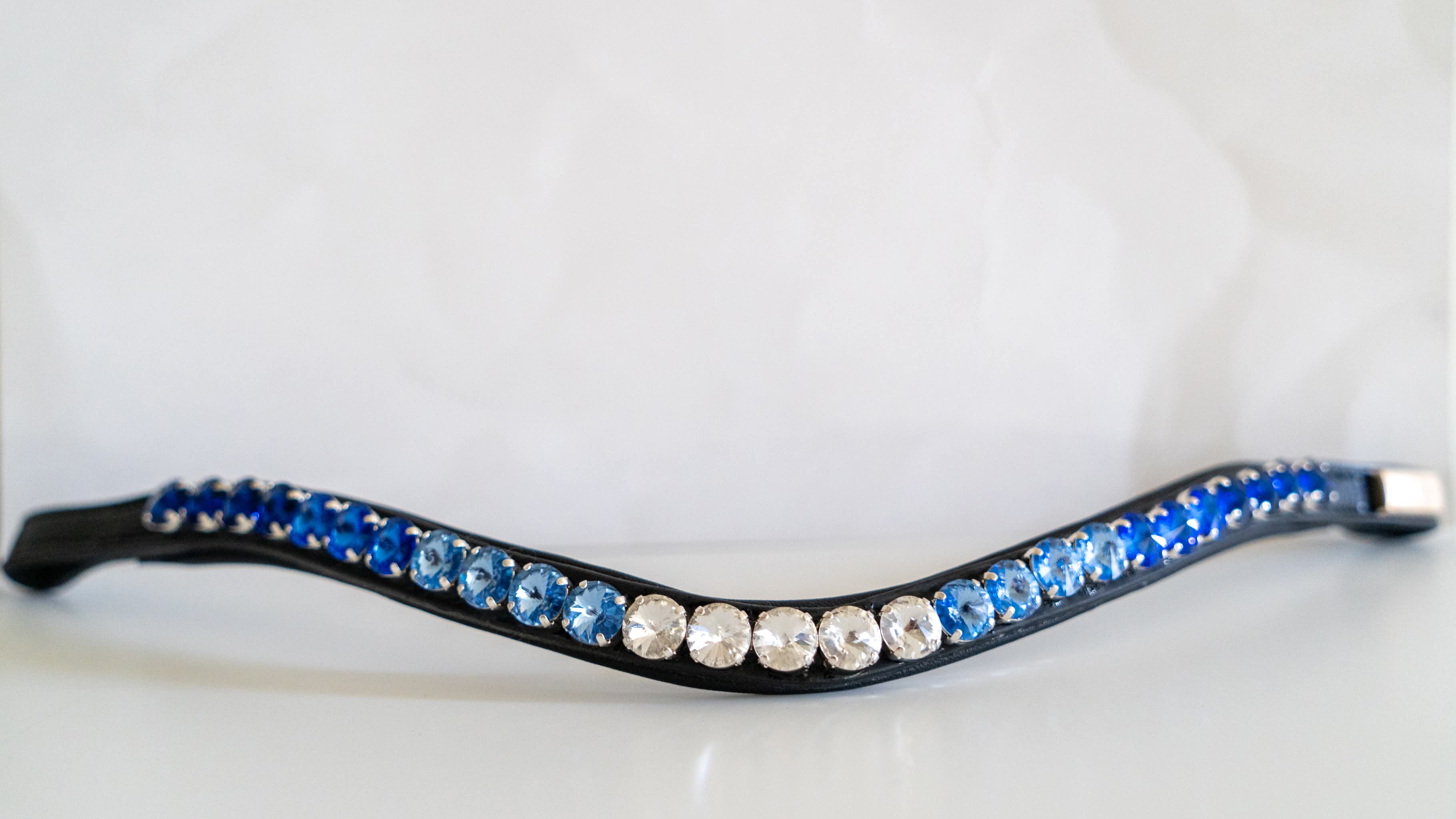Kaunistatud otsmikurihm – must nahk ja sinivalged kristallid