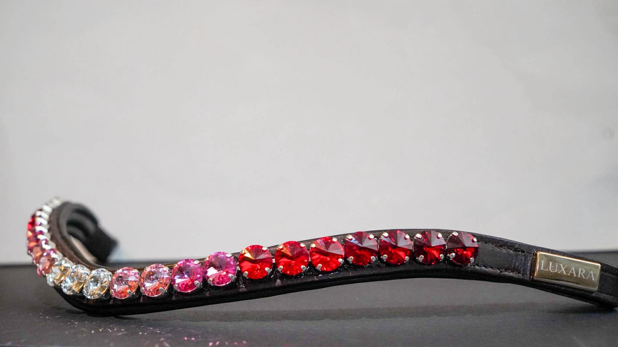 Kaunistatud otsmikurihm – must nahk ja punakuldsed kristallid