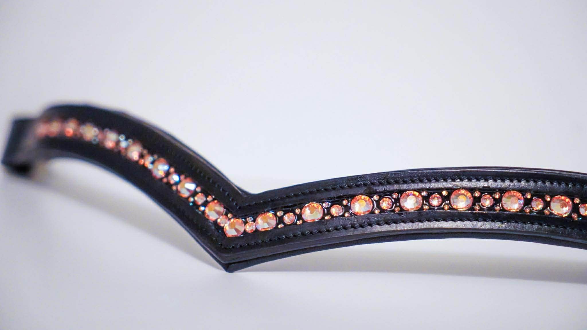 Kaunistatud otsmikurihm – must nahk ja roosakuldsed kristallid